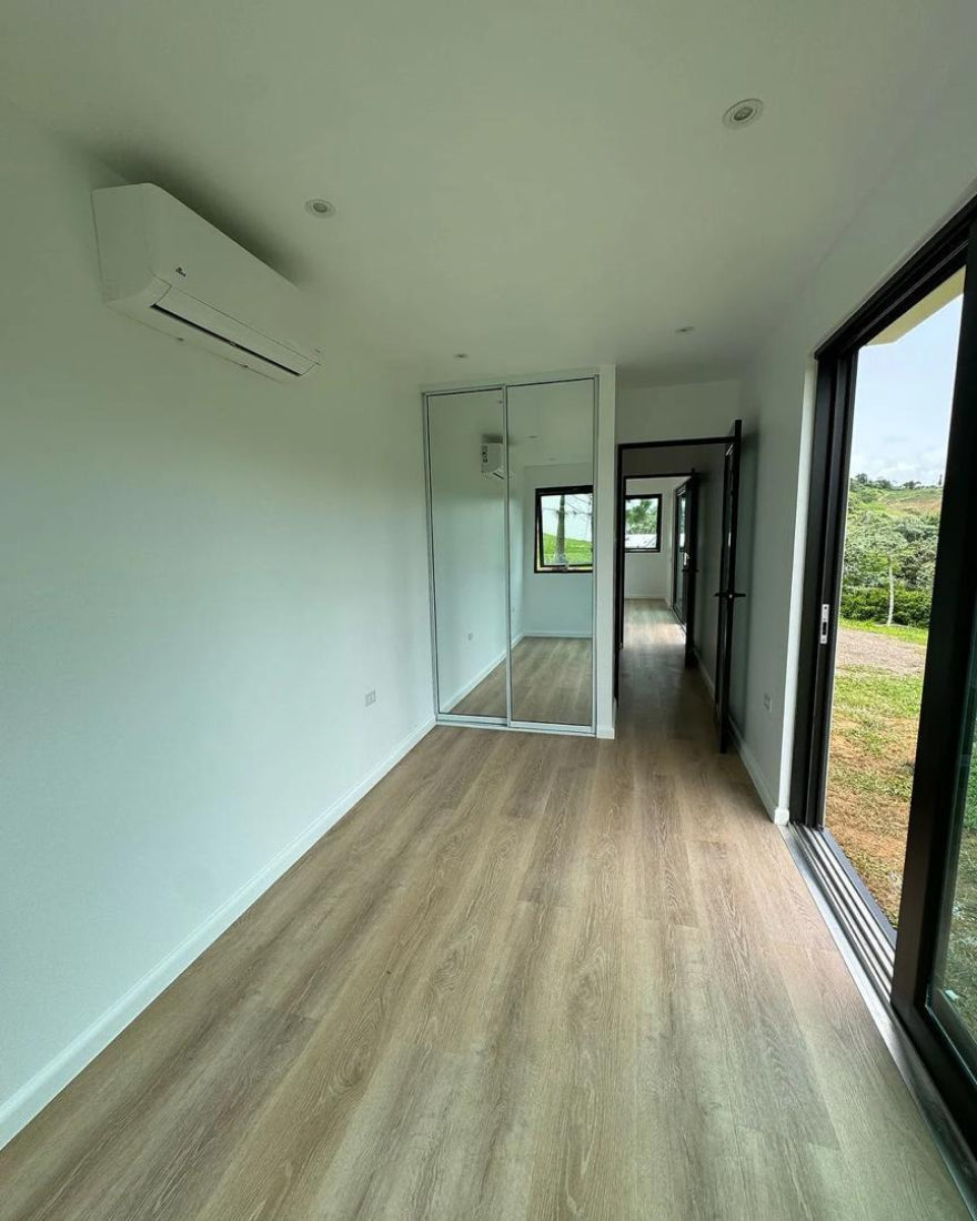 Casa contenedor de 40 pies modelo Playero – módulo prefabricado habitable con diseño abierto y grandes ventanales