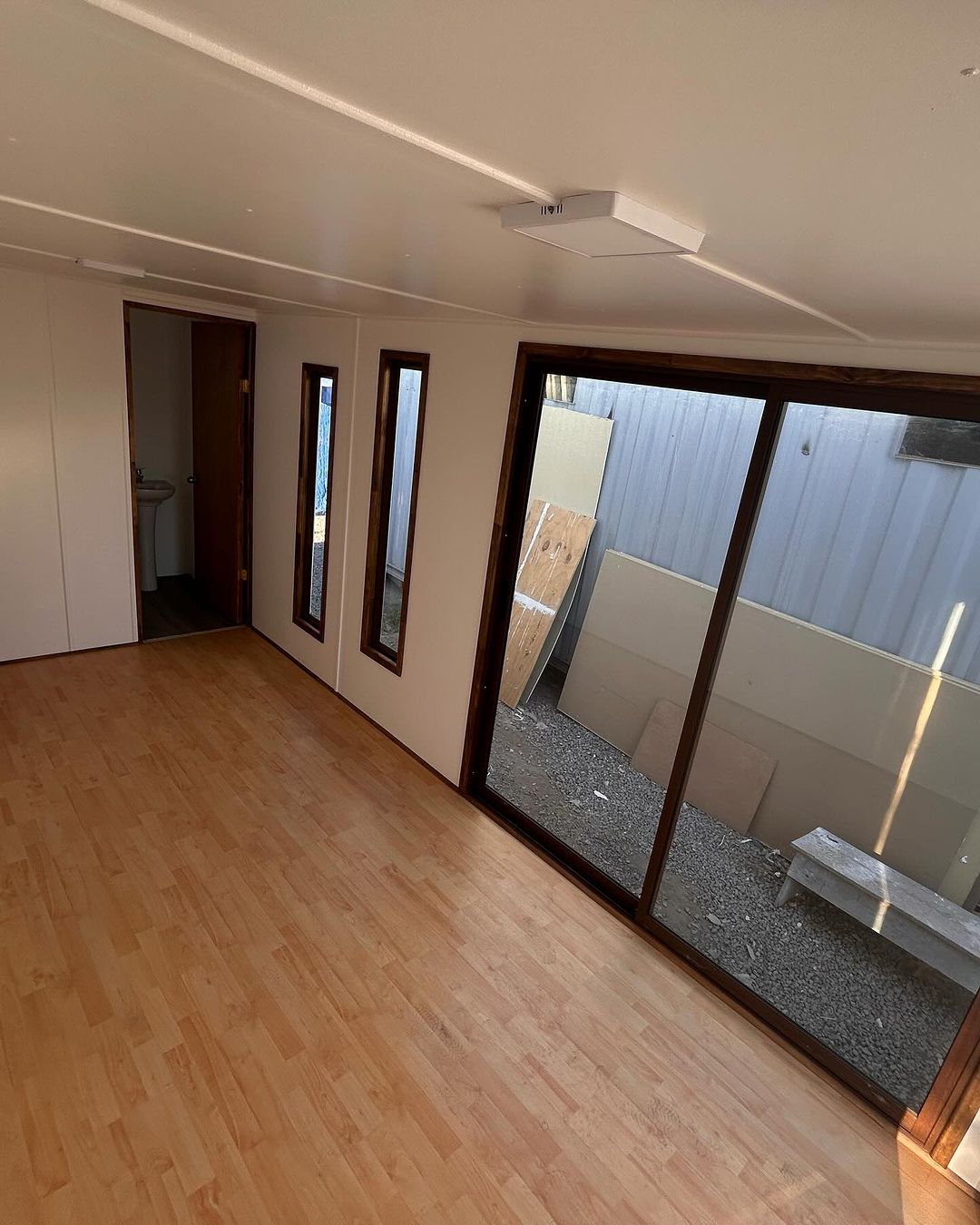 Contenedor de oficina 6×3 m (18 m²) – módulo prefabricado profesional aislado