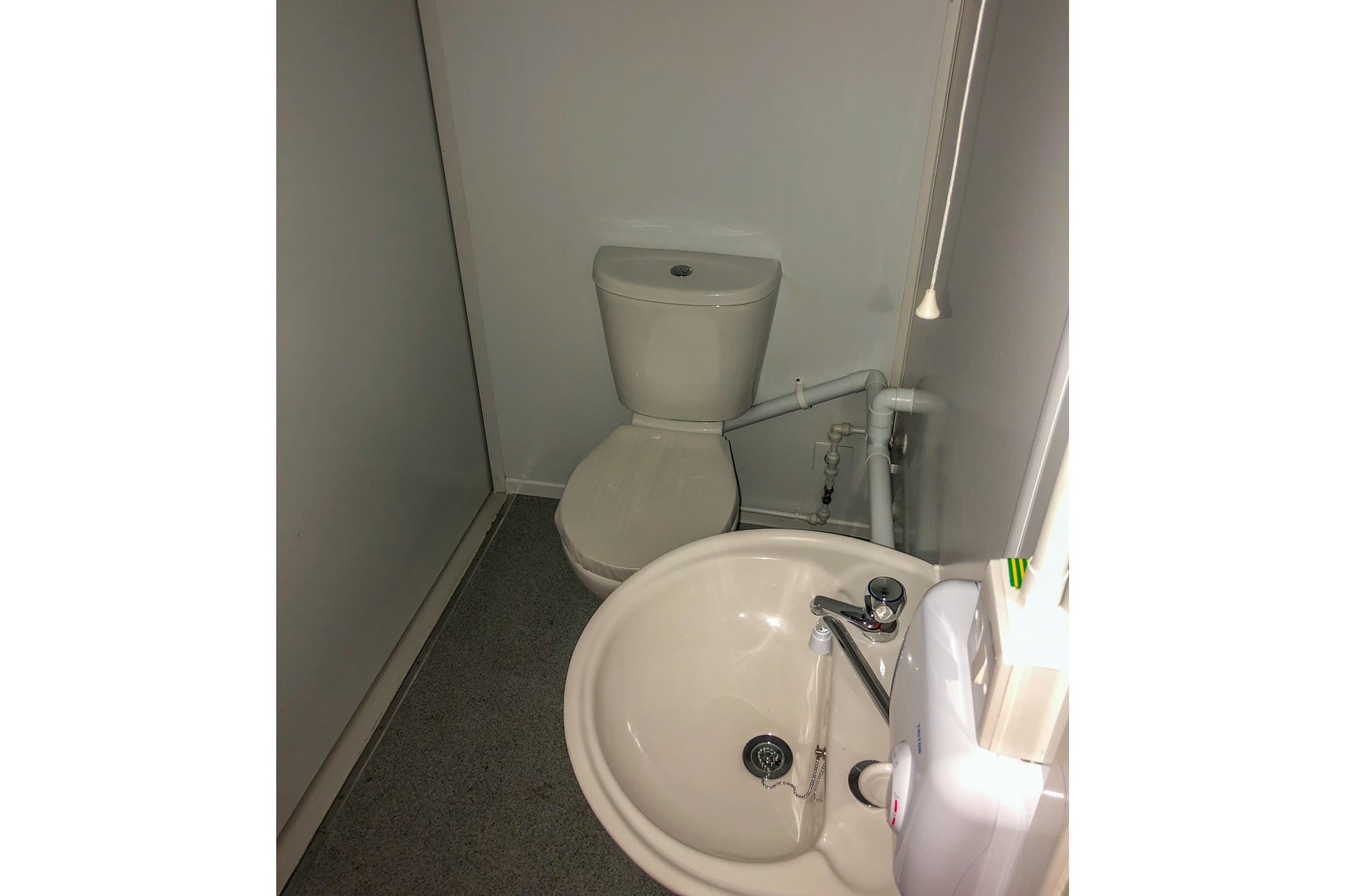 Contenedor de oficina 6×3 m (18 m²) – módulo prefabricado profesional aislado
