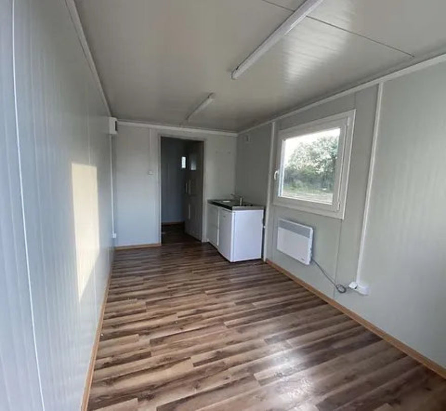 Contenedor oficina 6,00 x 2,40 con WC, ducha y cocina – módulo prefabricado habitable para obra y uso profesional