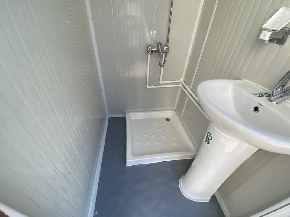 Contenedor sanitario 1,30 x 2,05 m con ducha doble – módulo compacto con 2 cabinas para uso intensivo en obra