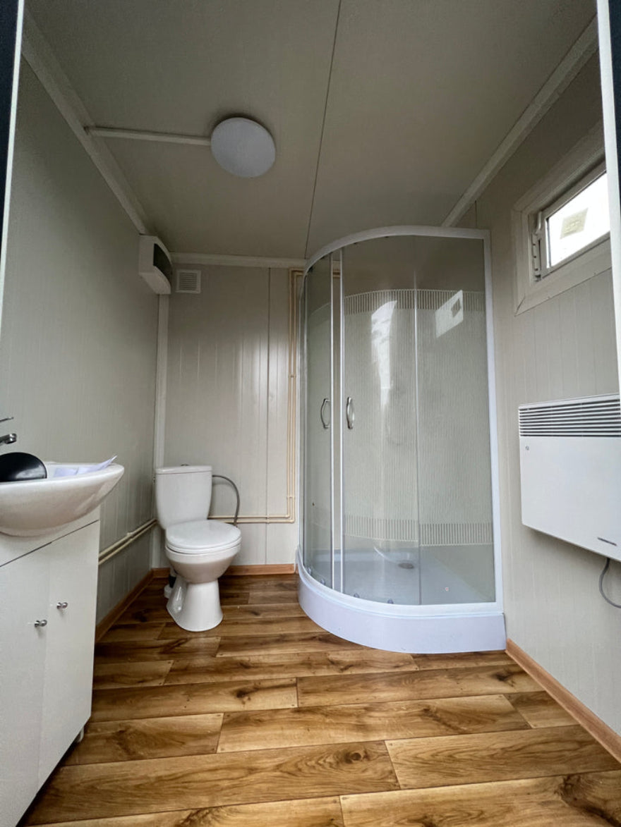 Contenedor sanitario 2,00 x 2,00 m con ducha y cisterna – módulo prefabricado con sistema de agua para obra y uso intensivo