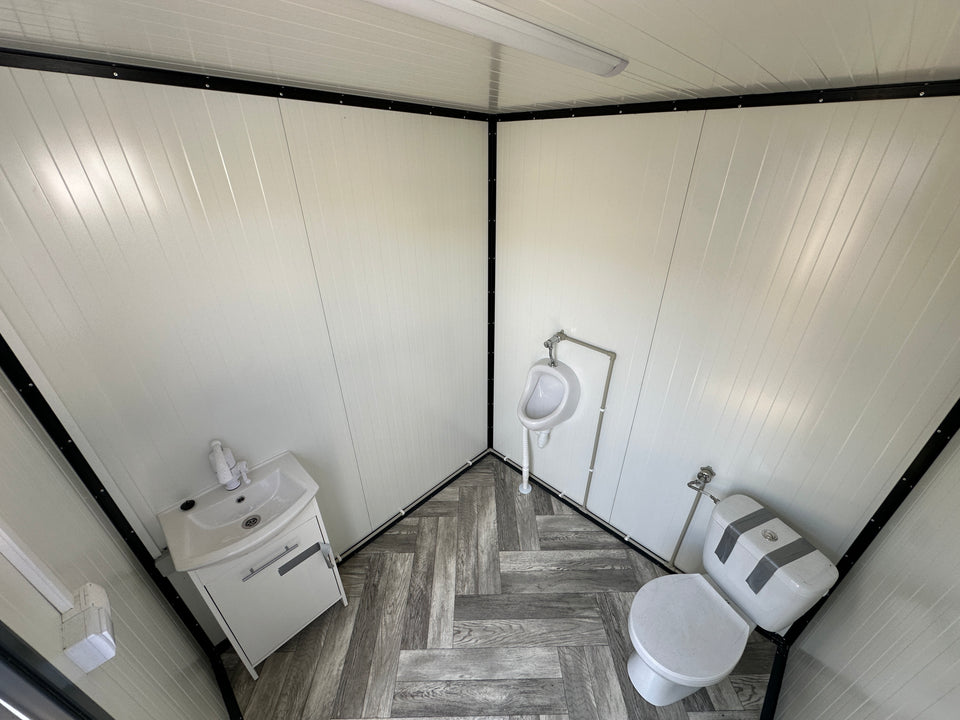 Contenedor sanitario 2,00 x 2,00 m con inodoro y urinario – módulo prefabricado compacto para obra y eventos