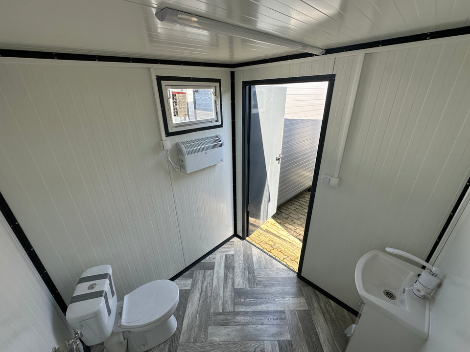 Contenedor sanitario 2,00 x 2,00 m con inodoro y urinario – módulo prefabricado compacto para obra y eventos