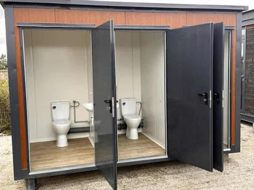 Contenedor sanitario tipo pabellón con triple cabina – módulo prefabricado de 3 WC para obra y uso intensivo