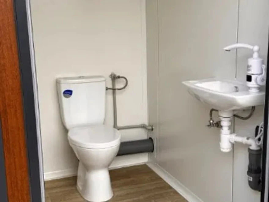 Contenedor sanitario tipo pabellón con triple cabina – módulo prefabricado de 3 WC para obra y uso intensivo