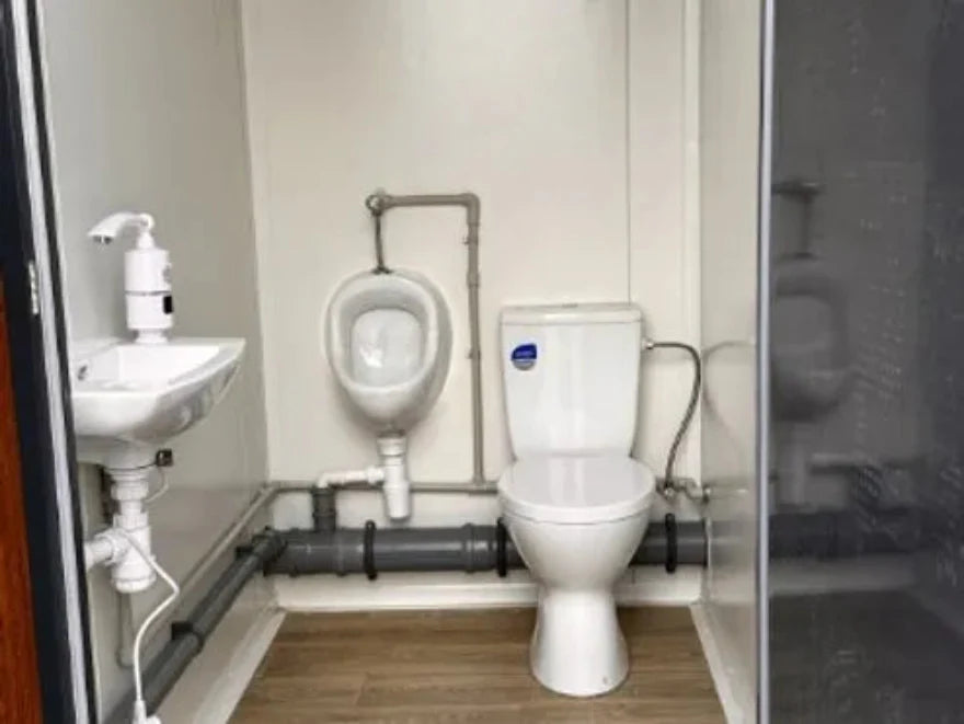 Contenedor sanitario tipo pabellón con triple cabina – módulo prefabricado de 3 WC para obra y uso intensivo