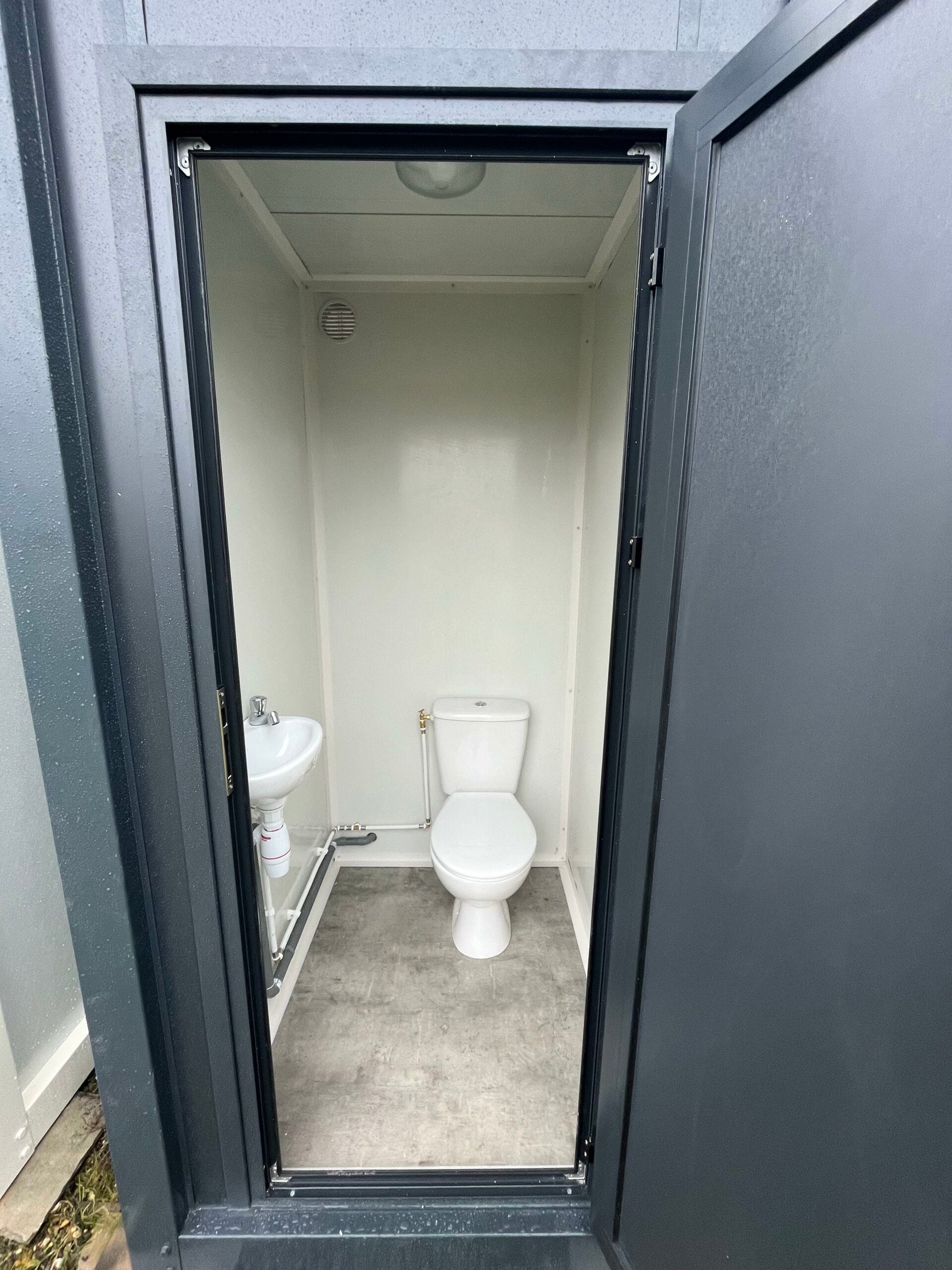 Módulo sanitario WC simple color gris – cabina prefabricada compacta con lavabo para obra y uso profesional