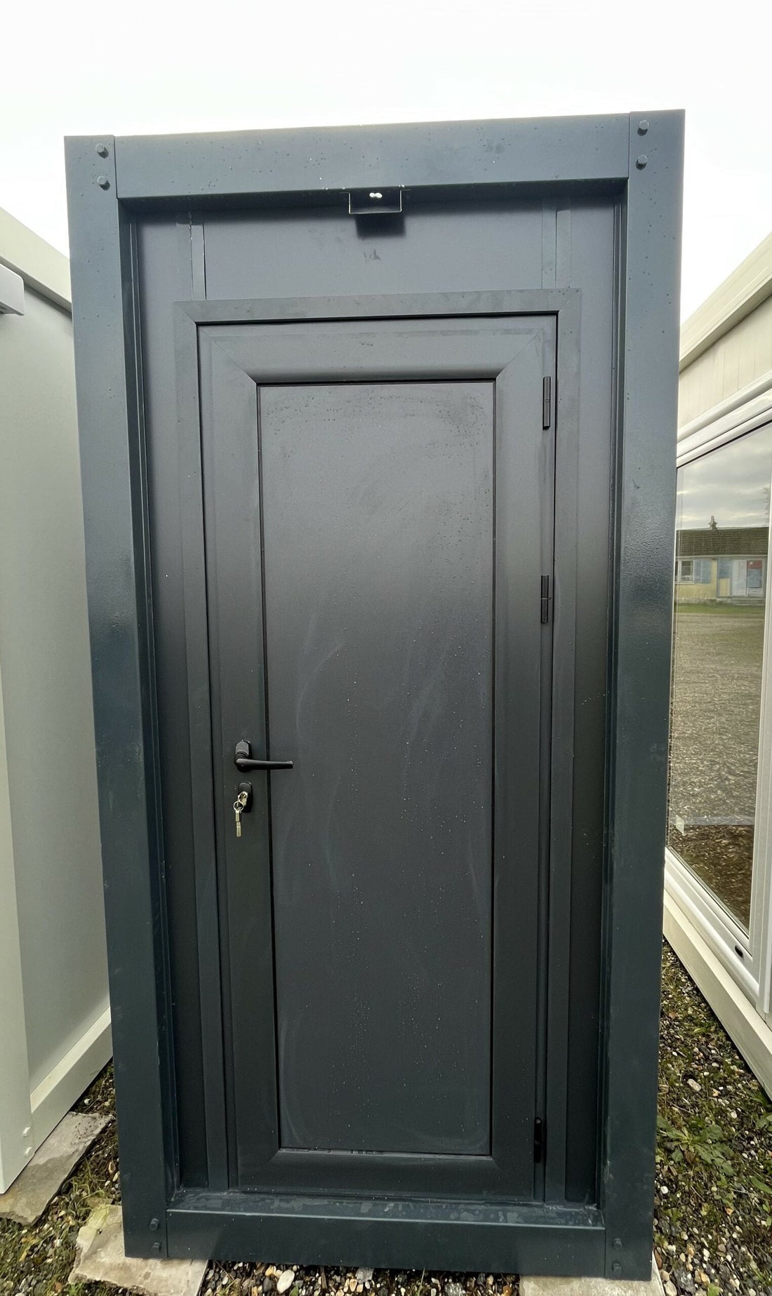 Módulo sanitario WC simple color gris – cabina prefabricada compacta con lavabo para obra y uso profesional